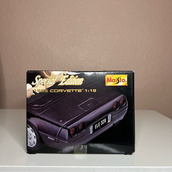 Maisto 1996 Chevrolet Corvette 1:18 Special Edition Green - Picture 3 of 7